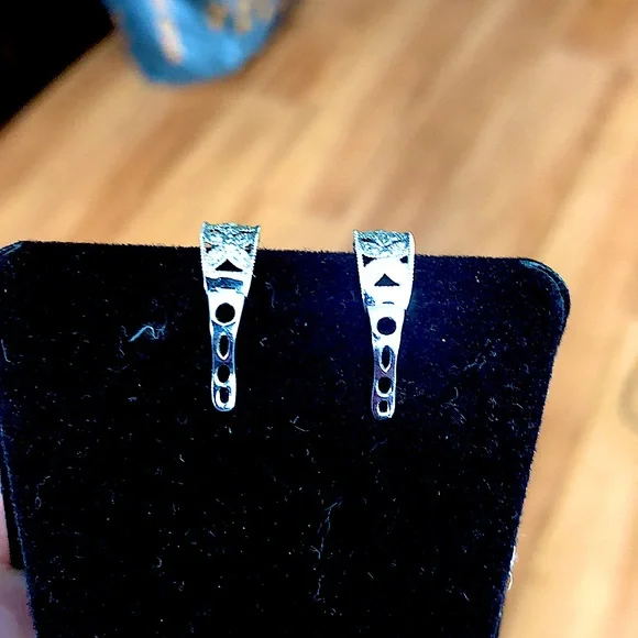Ornamental white gold earrings